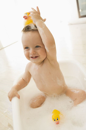 Kūdikį pratinti prie vandens galite pradėti vonelėje