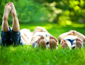 3 priežastys vasarą pasivaikščioti basomis