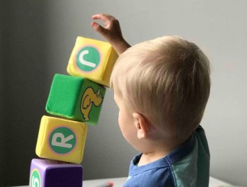 Keturi rankų gamybos žaislai kūdikiams ir mažiems vaikams