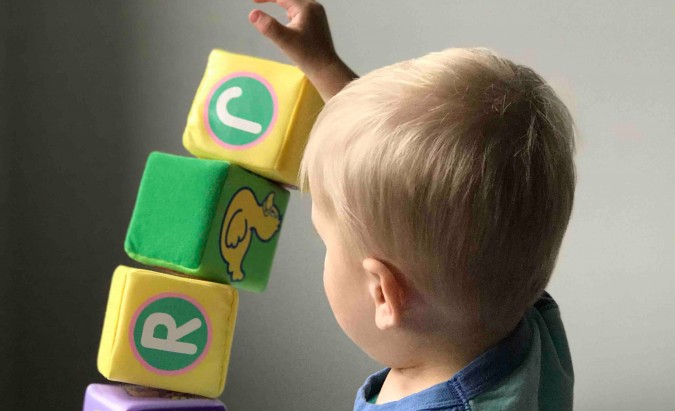 Keturi rankų gamybos žaislai kūdikiams ir mažiems vaikams