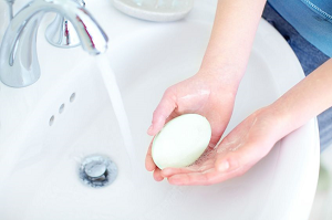 Dažnas rankų plovimas padės apsisaugoti nuo virusų