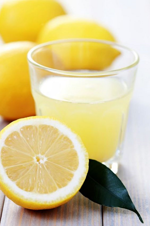 Karpos gali būti gydomos citrinų sultimis
